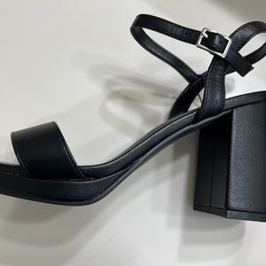 New Mari A.  Chunky Heel Sandals Size 8